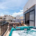 Seashells Sea View Penthouse With Private Hot Tub & Large Sunny Terrace With Stunning Views - By Getwaysmalta Lejlighed *