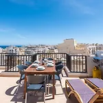 Lejlighed Seashells Sea View Penthouse With Private Hot Tub & Large Sunny Terrace With Stunning Views - By Getwaysmalta