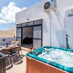 Appartamento Seashells Sea View Penthouse With Private Hot Tub & Large Sunny Terrace With Stunning Views - By Getwaysmalta St. Paul's Bay