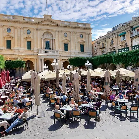 Seashells Sea View Penthouse With Private Hot Tub & Large Sunny Terrace With Stunning Views - By Getwaysmalta Apartamento