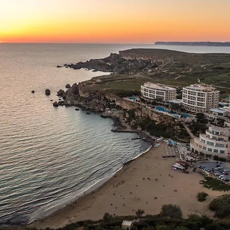 Апартаменты Seashells Sea View Penthouse With Private Hot Tub & Large Sunny Terrace With Stunning Views - By Getwaysmalta *