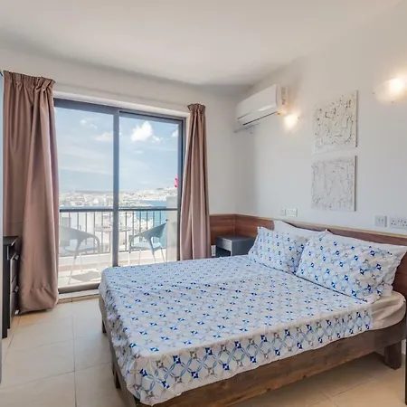 Seashells Sea View Penthouse With Private Hot Tub & Large Sunny Terrace With Stunning Views - By Getwaysmalta Daire