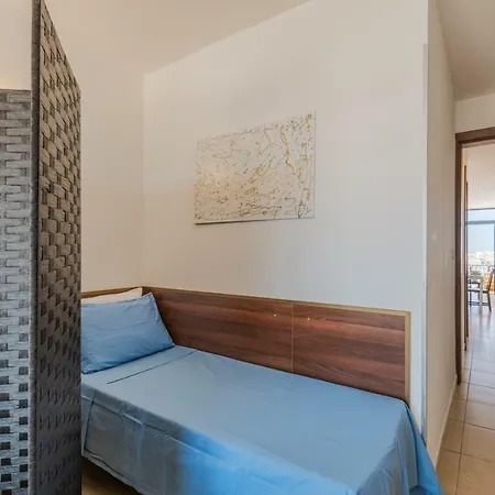 Seashells Sea View Penthouse With Private Hot Tub & Large Sunny Terrace With Stunning Views - By Getwaysmalta Апартаменты Сент-Полс-Бей