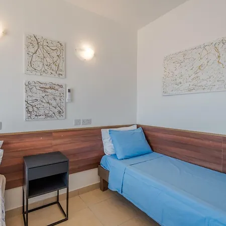 Lägenhet Seashells Sea View Penthouse With Private Hot Tub & Large Sunny Terrace With Stunning Views - By Getwaysmalta *